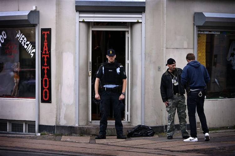 Der blev affyret skud mod denne butik på Nørrebrogade i København, hvor en mand blev ramt i halsen. Politiet frygter nu flere skudepisoder og møder talstærkt op på gaderne i weekenden. 