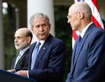 George W. Bush trådte igen i dag frem for pressen for at fortælle om kampen mod den værste finanskrise siden 1930'erne. Til venstre ses chefen for USA's nationalbank Ben Bernanke. Til højre finansminister Henry Paulson. 