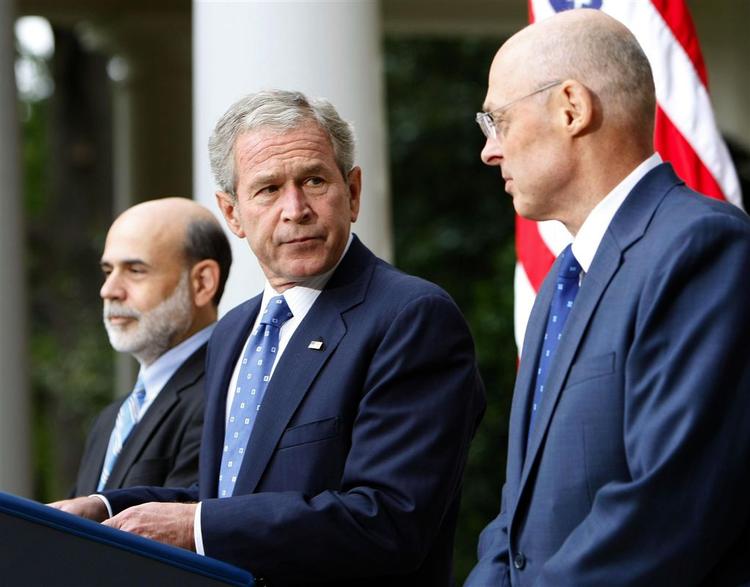 George W. Bush trådte igen i dag frem for pressen for at fortælle om kampen mod den værste finanskrise siden 1930'erne. Til venstre ses chefen for USA's nationalbank Ben Bernanke. Til højre finansminister Henry Paulson. 