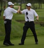 Amerikanerne Justin Leonard (tv.) og Hunter Mahan vandt begge fredagens matcher. 