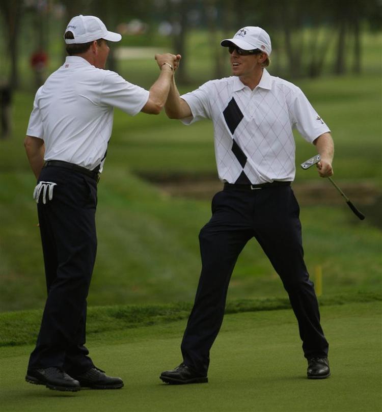 Amerikanerne Justin Leonard (tv.) og Hunter Mahan vandt begge fredagens matcher. 