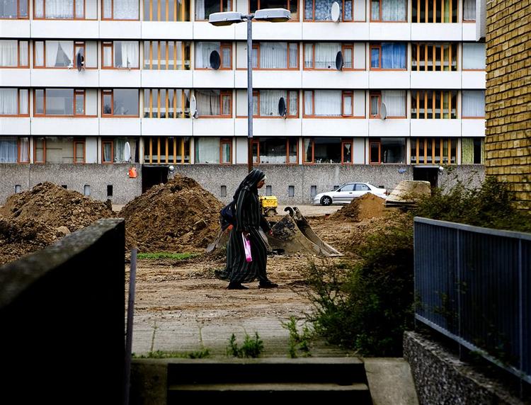 Der er kriminelle, som aldrig får deres straf i Vollsmose, fordi imamerne løser problemerne uden om retssystemet, siger frustreret Odense-betjent. 