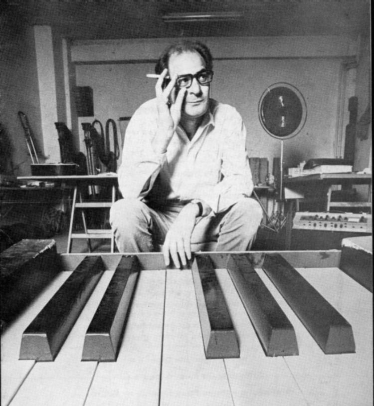 Maurizio Kagel var bl.a. kendt for at få sine musikere til at ledsage tonerne med fagter og gestik. - Foto: AP 