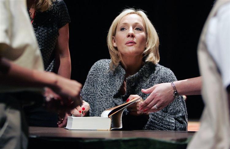 JK Rowling har signeret et utal af sine populære bøger om Harry Potter. Nu har hun også sat sit navn under en stor check til Labour. 