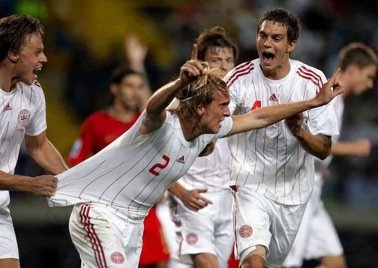 Christian Poulsen og Daniel Agger råber deres glæde ud efter Poulsens scoring. Efter kampen havde de ikke så meget at sige, i hvert fald ikke til pressen. 