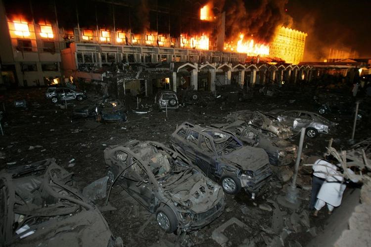 Parkeringspladsen foran Islamabads bomberamte Mariott-hotel. 