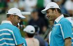 Søren Hansen (tv.) og holdkaptajnen Nick Faldo (th.) havde svært ved at finde en passende grimasse, da danskeren sammen med Lee Westwood havde lidt sit første nederlag i Ryder Cup. 