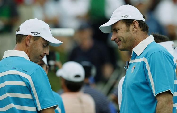 Søren Hansen (tv.) og holdkaptajnen Nick Faldo (th.) havde svært ved at finde en passende grimasse, da danskeren sammen med Lee Westwood havde lidt sit første nederlag i Ryder Cup. 