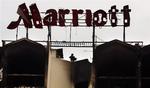 Det luksuriøse Hotel Marriott i Islamabad er stort set udbrændt. Oprydningsarbejdet er i gang. Her patruljerer en politimand på hotellets tag. 