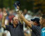 Søren Hansen (yderst th.) har oplevet lidt af hvert under vejs i sine første to Ryder Cup-matcher mod Boo Weekley (tv.) og J.B. Holmes. 