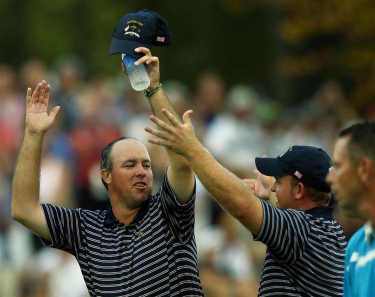 Søren Hansen (yderst th.) har oplevet lidt af hvert under vejs i sine første to Ryder Cup-matcher mod Boo Weekley (tv.) og J.B. Holmes. 