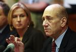 Ehud Olmert overlader pladsen som premierminister til Tzipi Livni (tv) 