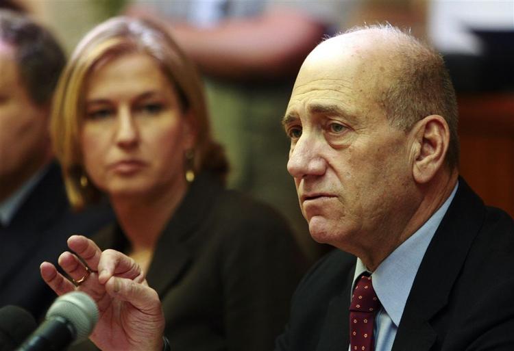 Ehud Olmert overlader pladsen som premierminister til Tzipi Livni (tv) 