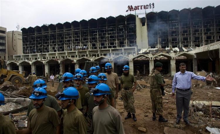 Terrorbomben udløstes lørdag eftermiddag og ødelagde Hotel Marriott i Islamabad i Pakistan. En dansk medarbejder hos Politiets Efterretningstjene-ste meldes savnet efter sprængningen. 