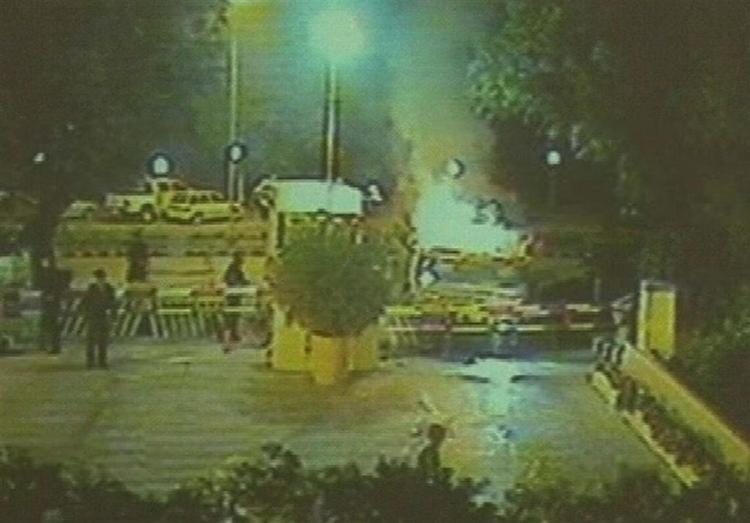 Den godt ét ton store pakistanske terrorbombe sprængets ved 20-tiden lørdag foran Hotel Marriotts sikkerhedsindgang. Ifølge de pakistanske myndigheder er der tale om den kraftigse bombe i over syv år. En dansker savnes stadig. 
