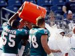 Miami Dolphins træner Tony Sparano får en spand isvand efter sejren over New England Patriots. 