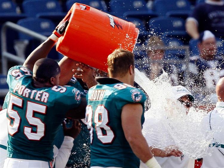 Miami Dolphins træner Tony Sparano får en spand isvand efter sejren over New England Patriots. 