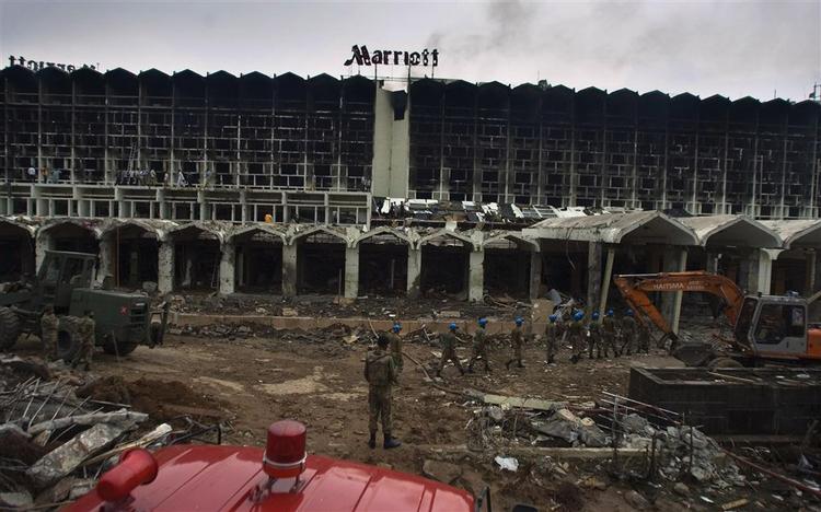 Pakistanske soldater ankommer til Hotel Marriott i går. 