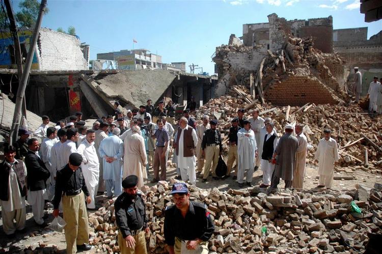 Oprydning efter en terrobombe i Marden, Pakistan, 25. april i år. Arkivfoto. 
