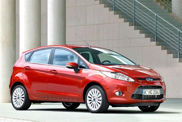 Ford Fiesta fremstår i helt nyt design ude og inde. Sikkerheds- og miljøudstyr er dog ikke helt i top. 