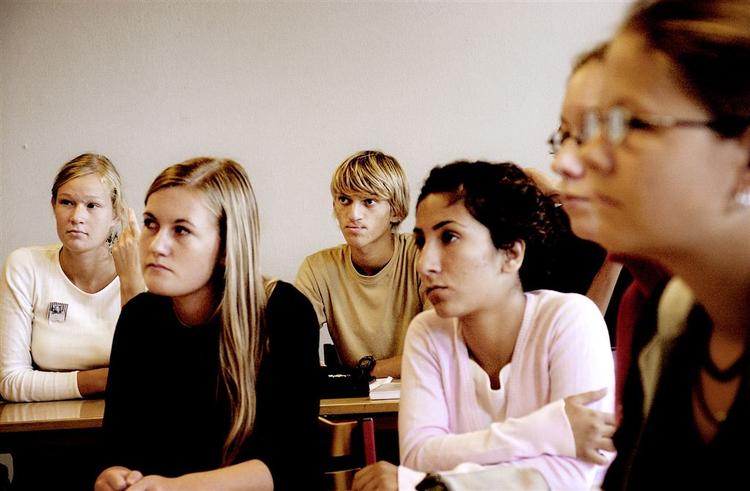 Uanset, hvilke møbler skoleelever sidder ved, får de lige ondt i ryggen. 