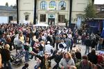 Demonstration for bevarelsen af Huset i 2006. En god ven og kommunen har nu atter sikret medborgerstedet overlevelse. 