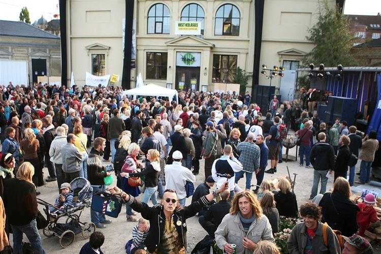 Demonstration for bevarelsen af Huset i 2006. En god ven og kommunen har nu atter sikret medborgerstedet overlevelse. 