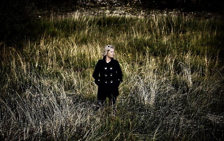 Langt ude på Sjællands Oddes spids har Hanne-Vibeke Holst  siddet i sit sommerhus og skrevet  romanen 'Dronningeofret'. Det var her, hun for et år siden indså, at hun var  nødt til at begynde helt forfra.  Foto: Martin Bubandt 