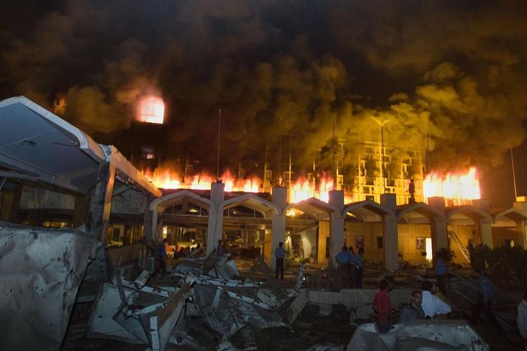 Hotel Marriott i Islamabad i flammer kort efter bombeangrebet lørdag. Arkivfoto. 