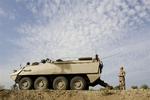 Et køretøj som dette blev torsdag morgen ramt af en mine eller en vejsidebombe i Afghanistan. 