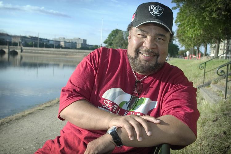 Den glade funkbamse George Dukes seneste udspil er på det jævne, men også ganske veloplagt. 
