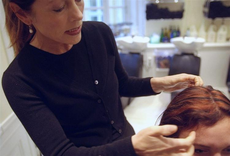 De kendtes frisør Gun-Britt sælger en shampoo med sit eget navn på. Men den er ikke fri for allergifremkaldende stoffer, selv om etiketten lover det. 