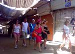 Turister i den sydlige by Isna i Egypten i sommer. 