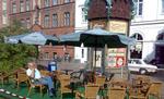Kiosken i baggrunden er klar til brug til marts, hvor også reetableringen af Museumsgaden med gaslygter og så videre er tilendebragt.Indtil da foretages serveringen på den ny terasse fra biografens cafe. 