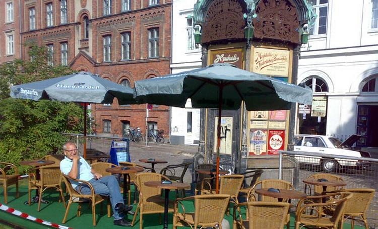 Kiosken i baggrunden er klar til brug til marts, hvor også reetableringen af Museumsgaden med gaslygter og så videre er tilendebragt.Indtil da foretages serveringen på den ny terasse fra biografens cafe. 