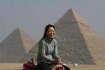 En turist på kamelryg ved Giza pyramiderne i Kairo. 