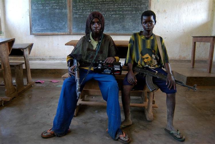 To børnesoldater i et klasselokale i Mutongo, Congo. Det frygtes, at 90 bortførte børn kan ende som soldater. Arkivfoto. 