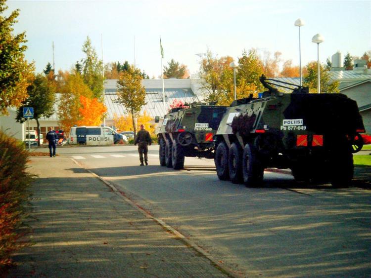 Politi og militær ved den tekniske skole i Kauhajoki, hvor en ung mand i dag gik amok med skydevåben. 
