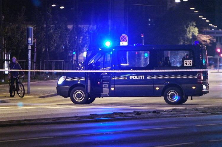 Betjente undersøger området ved Åboulevarden i København efter weekendens skyderier. Arkivfoto. 