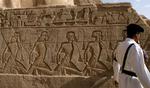 En egyptisk politibetjent på vagt ved indgangen til Ramses II tempel i dag. 
