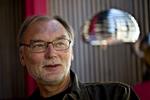 »Det starter altid godt, de synes, det er fantastisk, det bedste de nogensinde har læst. Og så går det ellers støt ned ad bakke«, siger Leif Davidsen om samarbejdet med danske filmfolk. 