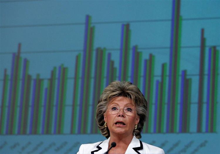 Telekommissær Viviane Reding, da hun gjorde det klart, at teleselskaberne skal nedsætte prisen på sms over grænserne og stoppe med at opkræve penge per påbegyndt minuts taletid af deres kunder. 