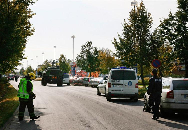 En 22-årig finsk mand skød og dræbte i dag ti elever på en finsk skole. Efterfølgende skød han sig selv, og senere på dagen døde han. 