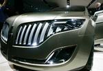 John McCain besøgte i januar Detroit Auto Show. Her kigger han på en Lincoln MKZ Concept. Som i den grad er en amerikansk bil. 