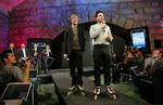 Google-grundlæggerne Larry Page (tv.) og Sergey Brin under præsentationen af mobilen i New York tirsdag. 