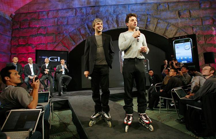 Google-grundlæggerne Larry Page (tv.) og Sergey Brin under præsentationen af mobilen i New York tirsdag. 