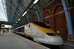 Det er et tog som dette fra selskabet Eurostar, der nødstoppede under den Engelske Kanal 
