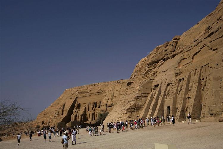 Turisme er en vigtig indtægtskilde for Egypten, og derfor er sikkerhedsopbuddet omkring turisterne stort ved turistattraktioner som her. De kidnappede turister var taget på en ørkensafari i det øde sydveslige hjørne af Egypten (arkivfoto). 