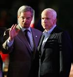 Republikanske John McCain sammen med sin kampagneleder Rick Davis, som beskyldes for at være blevet betalt af investeringsvirksomheden Freddie Mac. 