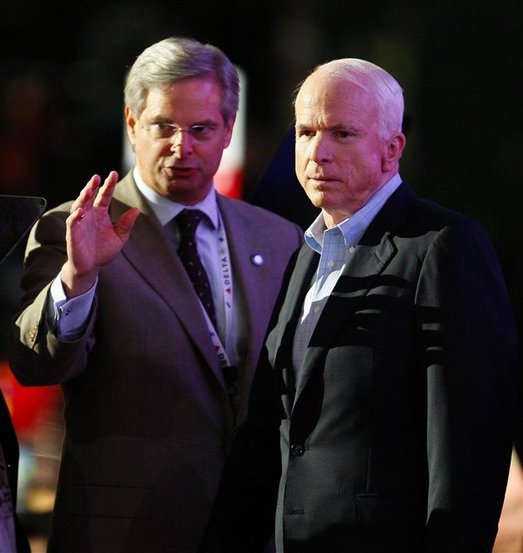 Republikanske John McCain sammen med sin kampagneleder Rick Davis, som beskyldes for at være blevet betalt af investeringsvirksomheden Freddie Mac. 